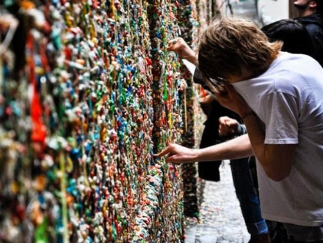 بالصور: وداعاً... لـ"حائط العلكة"