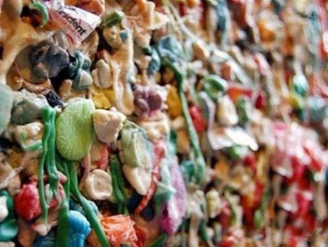 بالصور: وداعاً... لـ"حائط العلكة"