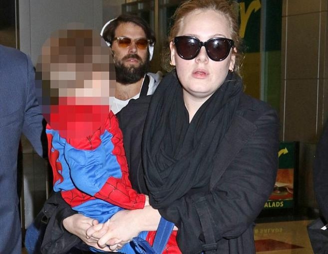 بالصوَر: أديل مع حبيبها وطفلها في مطار نيويورك