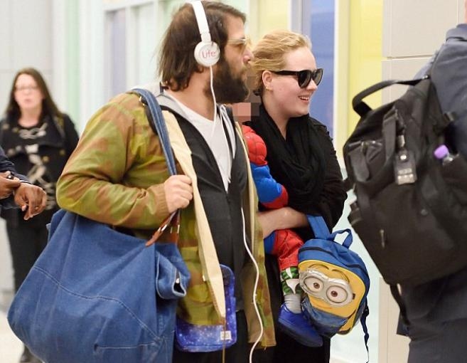 بالصوَر: أديل مع حبيبها وطفلها في مطار نيويورك