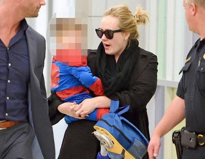 بالصوَر: أديل مع حبيبها وطفلها في مطار نيويورك