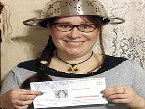 لمَ ارتدت "مصفاة" في صورة رخصة القيادة؟