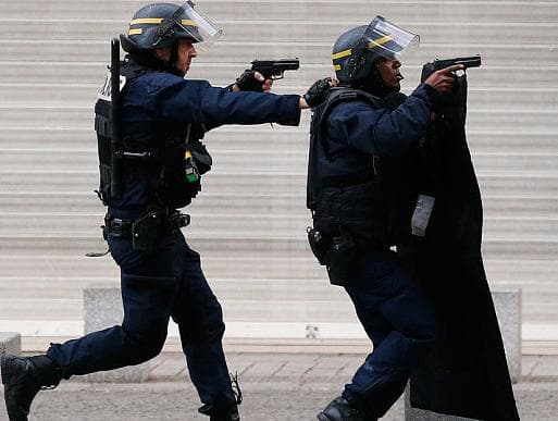 7 Arrested in Fierce Manhunt for Paris Attacks Mastermind 