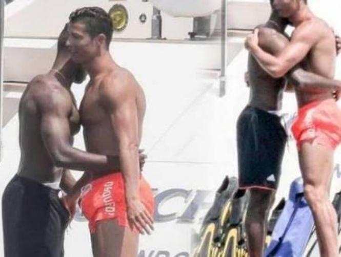 بالصور: رونالدو في علاقة مثليّة؟