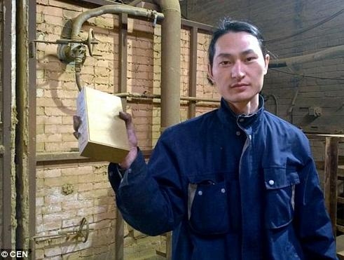 'Vacuum Cleaner' Artist Turns China's Toxic Smog into Brick 