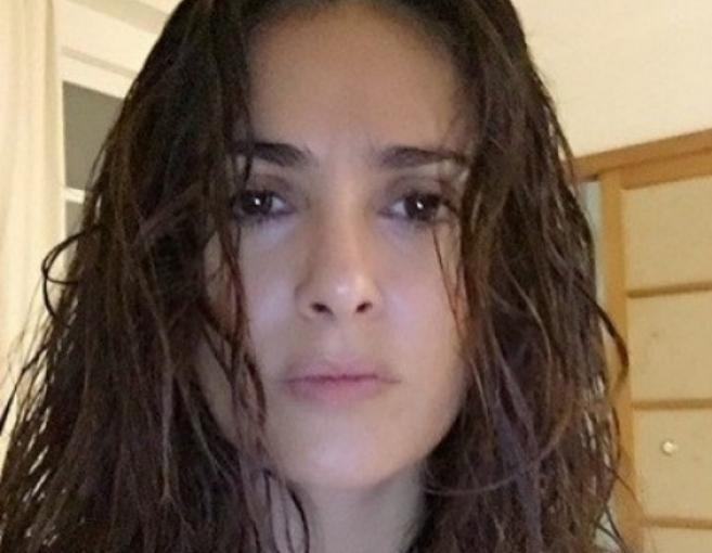 بالصورة: سلمى حايك بعد الاستحمام