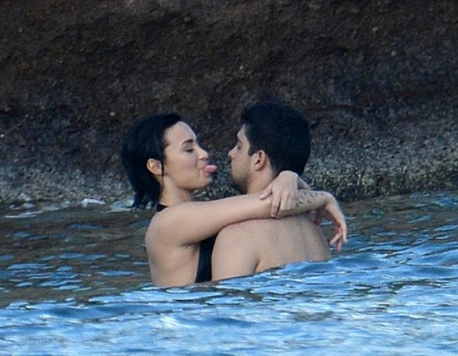 بين ديمي لوفاتو وحبيبها.. قبلات على الشاطئ 