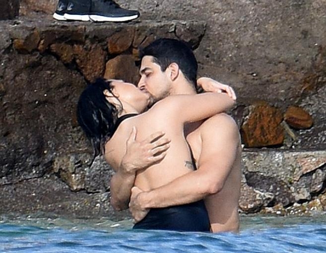 بين ديمي لوفاتو وحبيبها.. قبلات على الشاطئ 