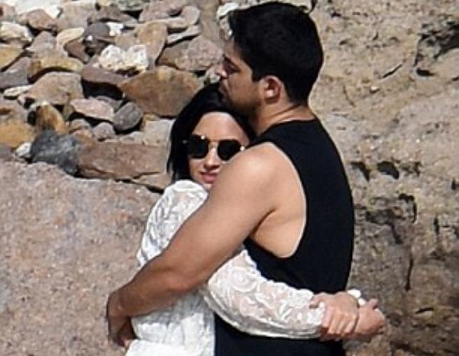 بين ديمي لوفاتو وحبيبها.. قبلات على الشاطئ 