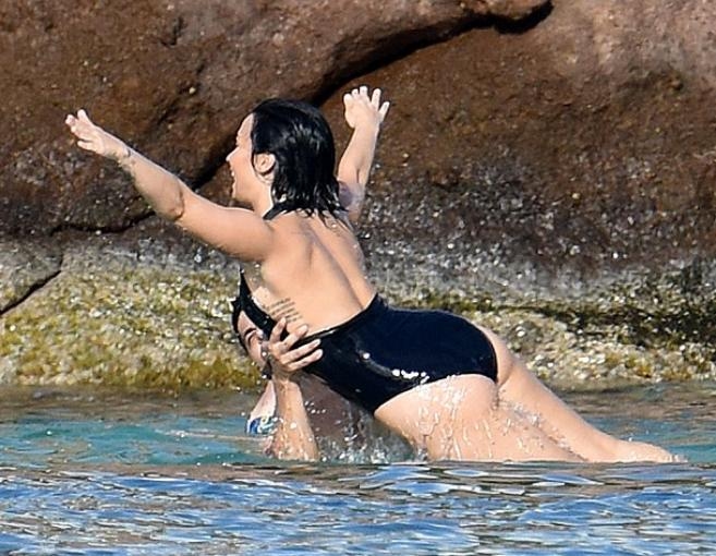 بين ديمي لوفاتو وحبيبها.. قبلات على الشاطئ 