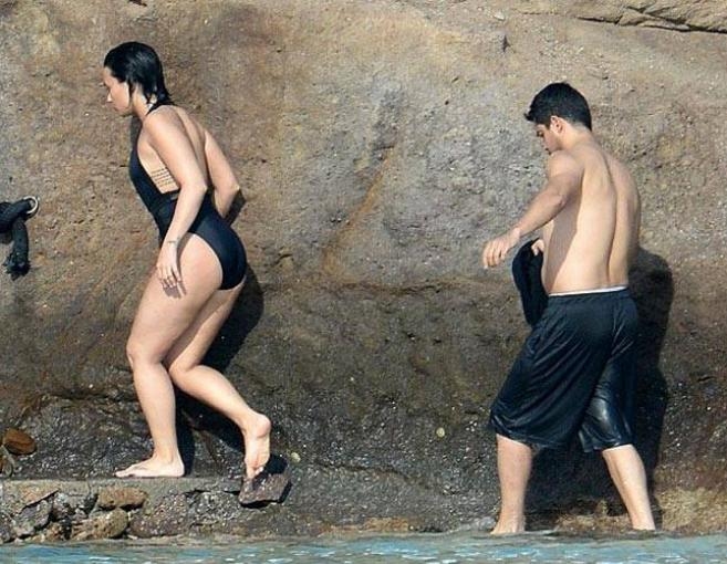 بين ديمي لوفاتو وحبيبها.. قبلات على الشاطئ 