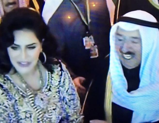 بالصورة: يد من قبّلت أحلام؟
