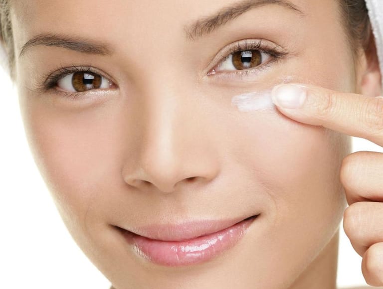 4 خطوات لتخفيف هالات العين السوداء