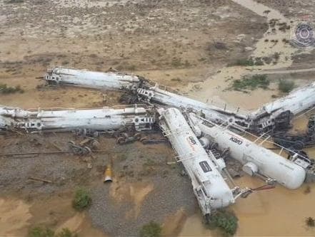 RT: Train carrying 200,000 liters of sulphuric acid derails in Australia; perimeter sealed off, state of emergency declared 