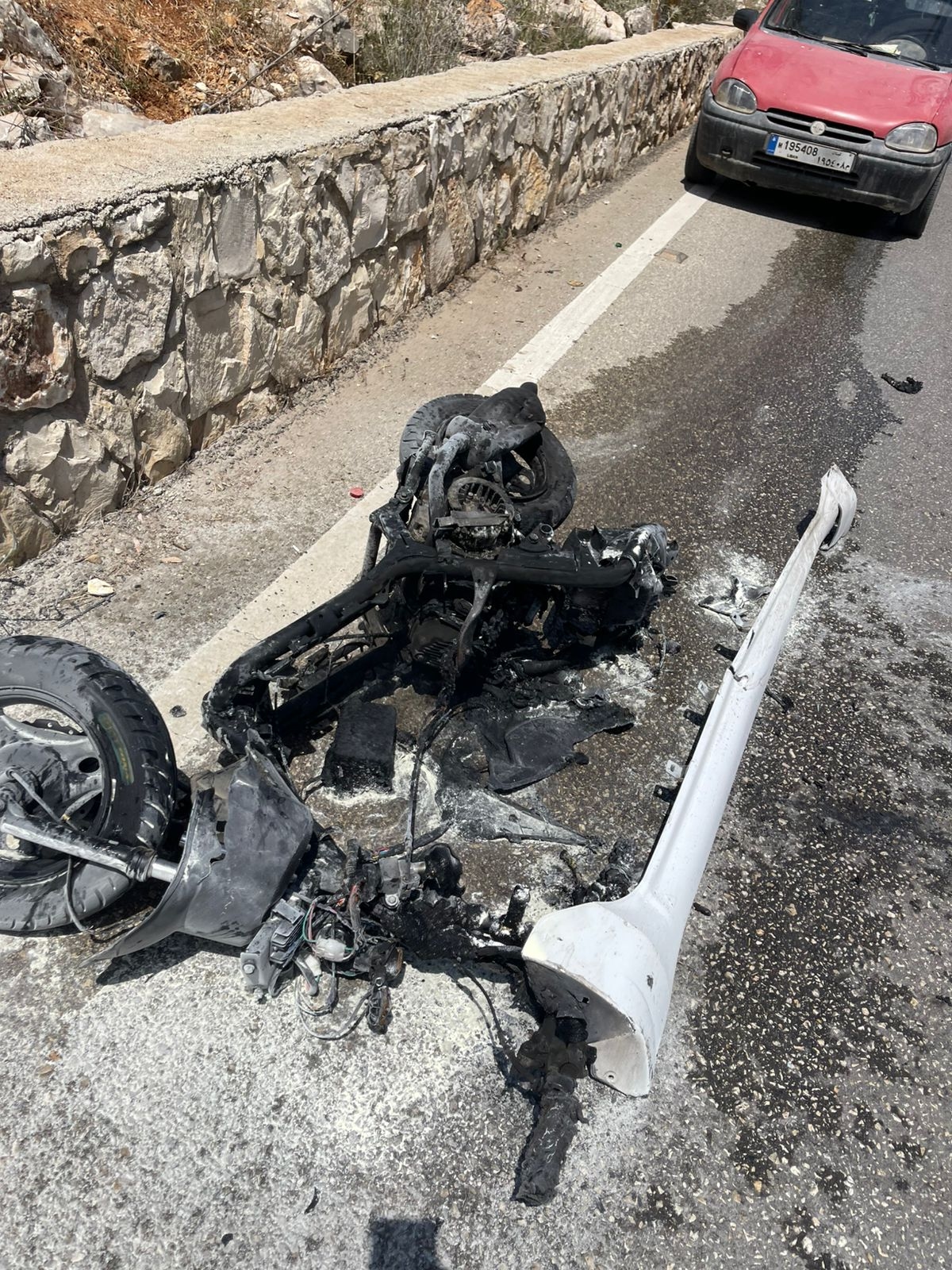 بالصورة: استهداف دراجة نارية في أرنون