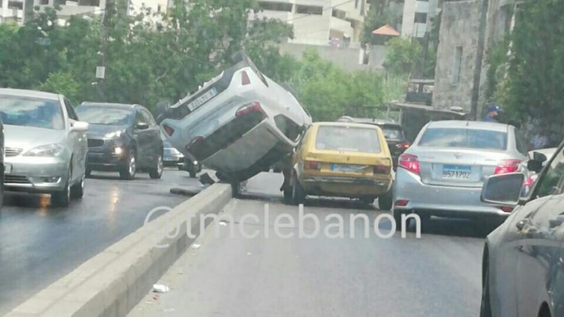 "التحكم المروري": جريح نتيجة انقلاب سيارة على طريق عام جسر الباشا - الحازمية