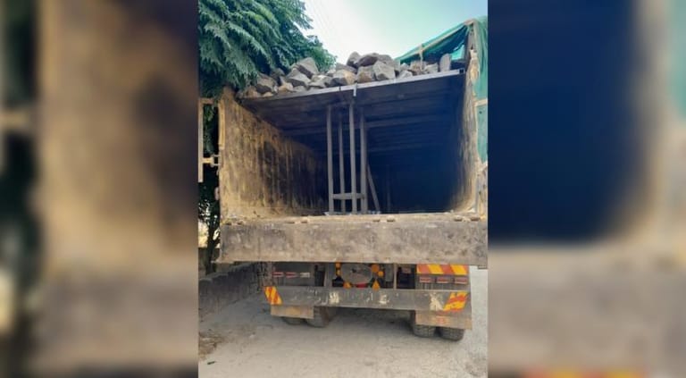 Photo: The Lebanese army stops a truck smuggling Syrians