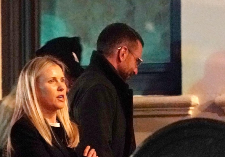 العلاقة تتعمق... رصد برادلي كوبر وجيجي حديد في موعد مسرحي