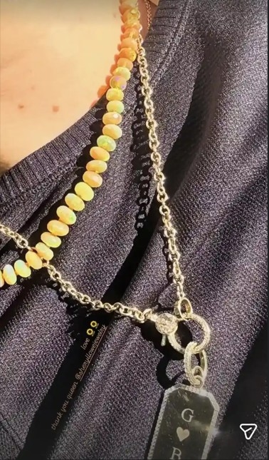 هل أشارت جيجي حديد إلى برادلي كوبر عبر قلادتها؟