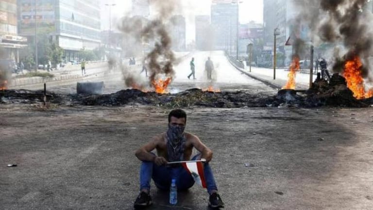 لبنان يدخل الإنفجار الإجتماعي: رفعوا الدولار... قطعوا الطرقات