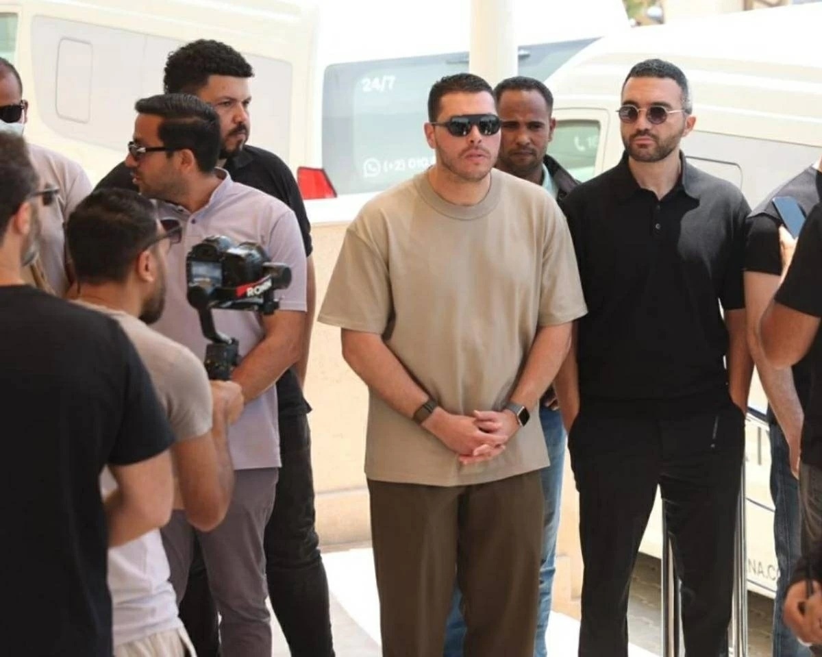 بالصور: مشاهد مؤثرة... زوجة هاني شاكر وابنه في وداعه الأخير