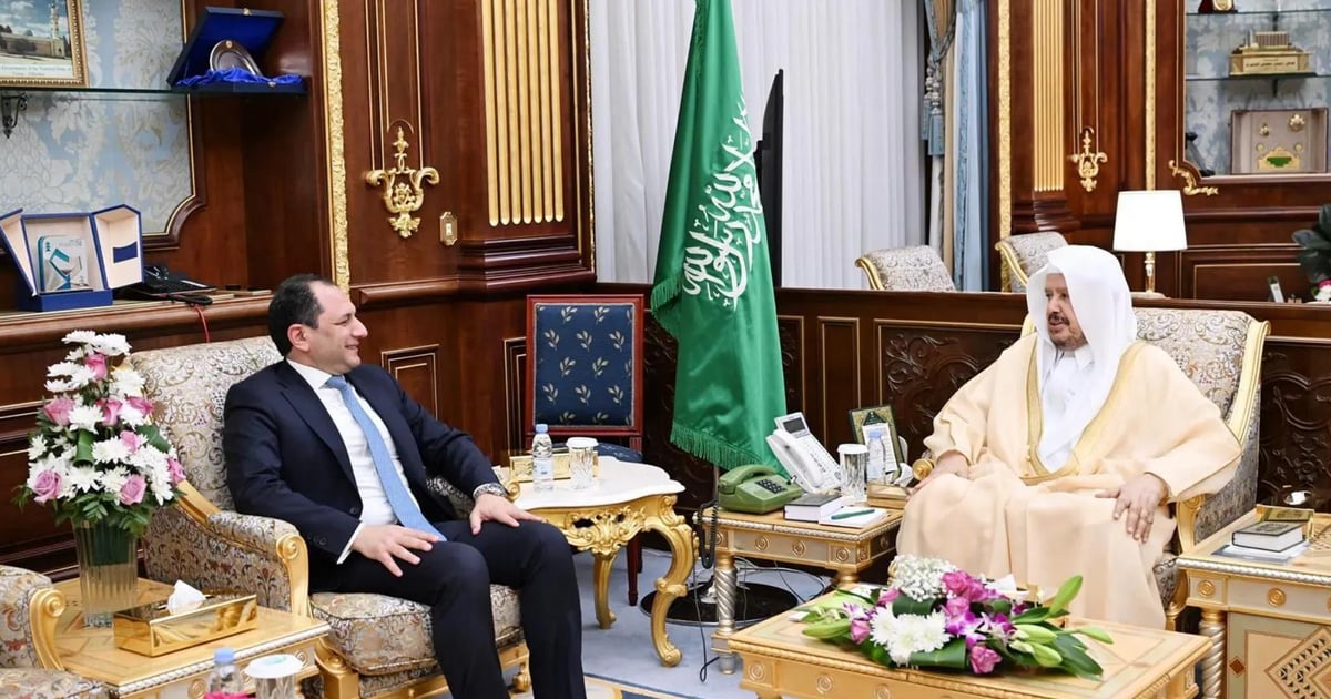 رئيس مجلس الشورى السعودي عرض والسفير اللبناني للعلاقات الثنا
