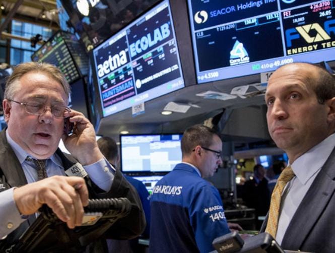 وول ستريت تبدأ تعاملات 2016 على خسائر حادة