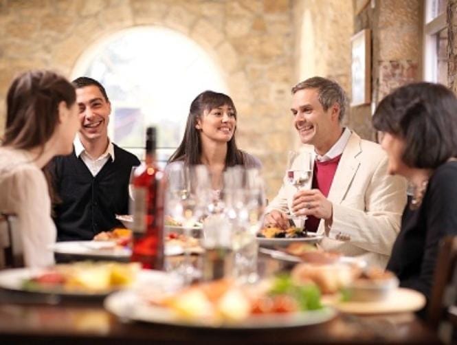 الفرنسيون يأخذون بقايا وجباتِهم من المطاعم