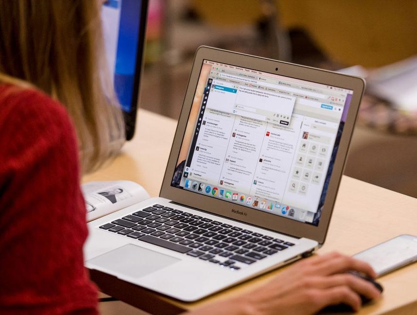 15 yo Girl Makes $1K Selling Her Nude Photos Online