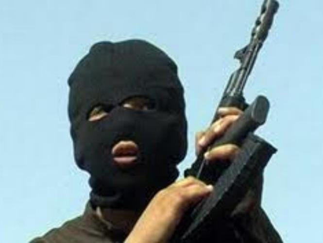 اعترضوا طريقه.. سلبوه.. وفرّوا 