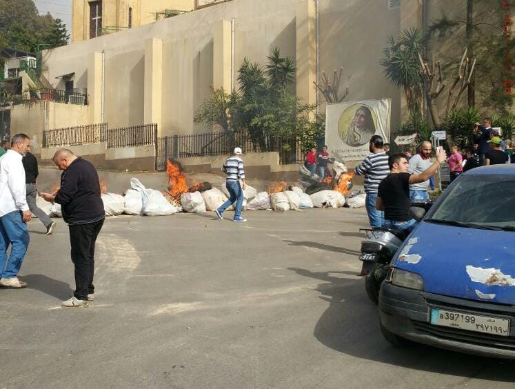 بالصور: إقفال طريق الفنار بشكل كامل