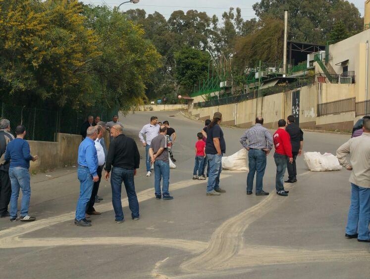 بالصور: إقفال طريق الفنار بشكل كامل