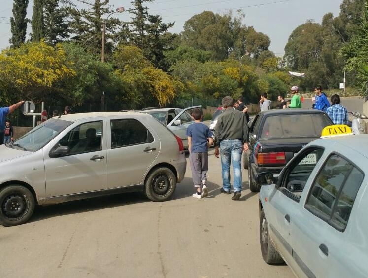 بالصور: إقفال طريق الفنار بشكل كامل