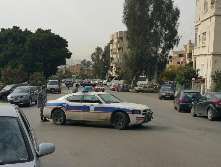 بالصور: إقفال طريق الفنار بشكل كامل