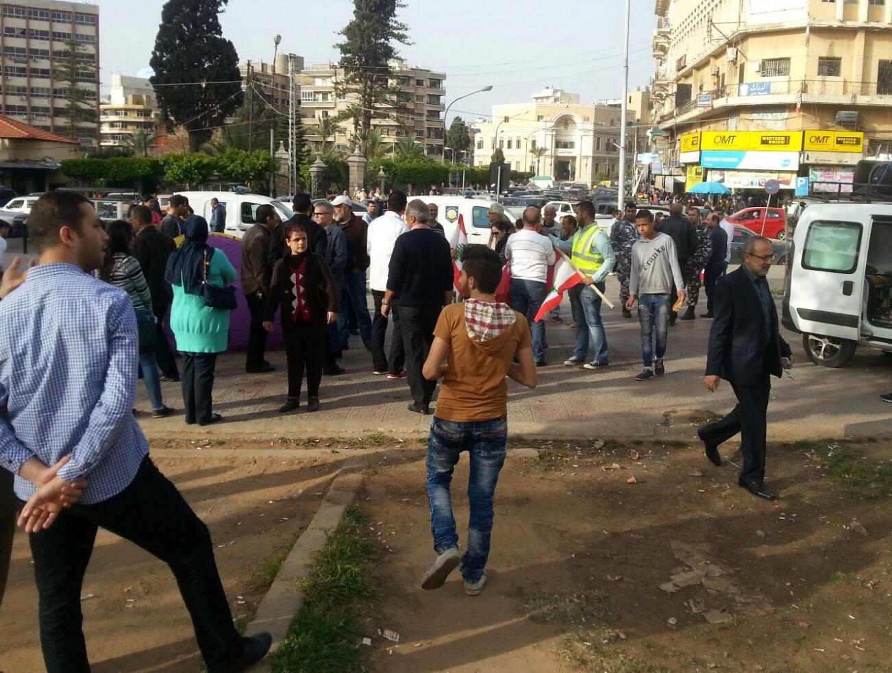 بالصور: عدد من هيئات المجتمع المدني بدأوا بنصب خيم وسط ساحة التلّ احتجاجاً على مباشرة تنفيذ مشروع المرآب في طرابلس 