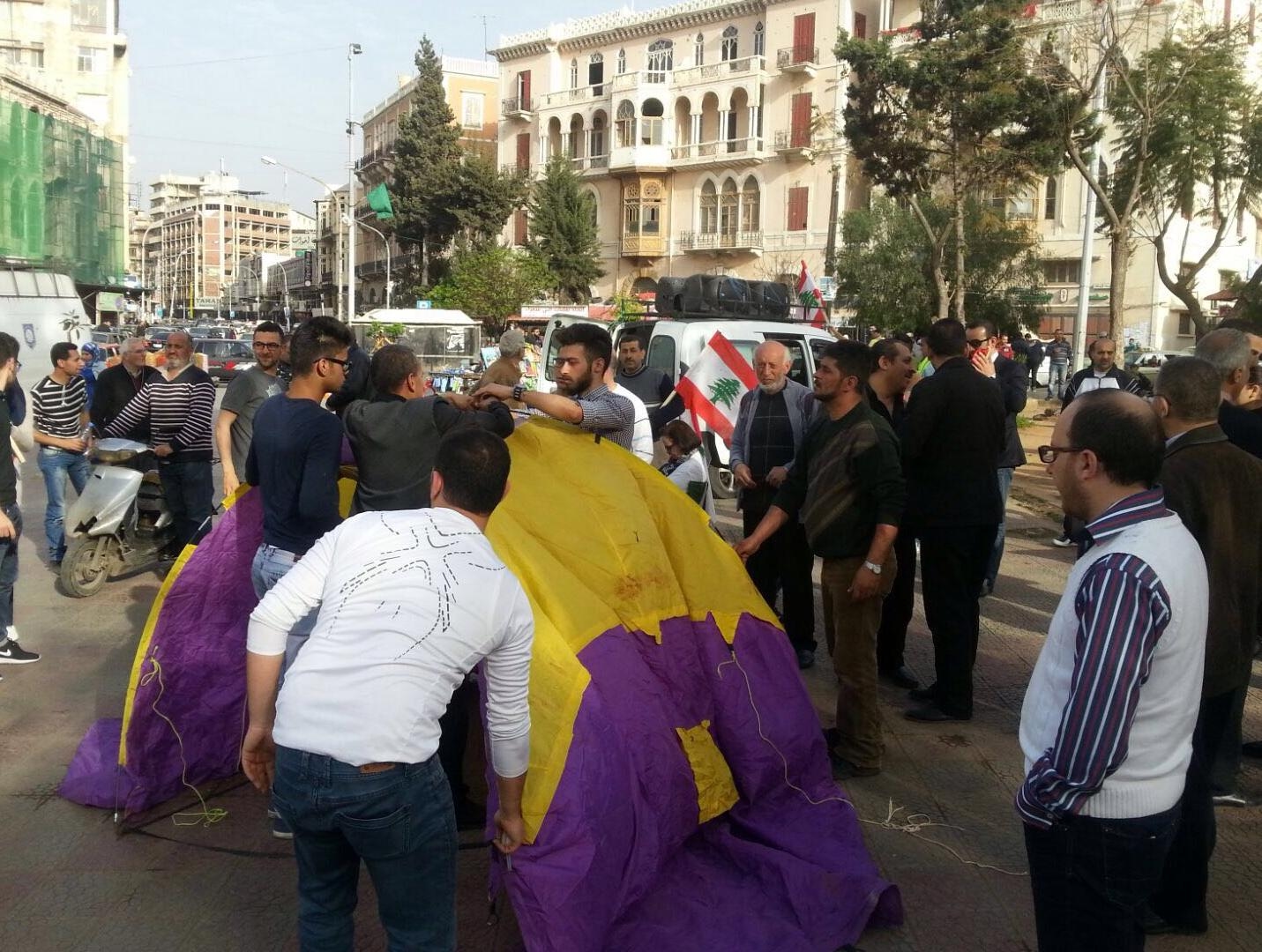 بالصور: عدد من هيئات المجتمع المدني بدأوا بنصب خيم وسط ساحة التلّ احتجاجاً على مباشرة تنفيذ مشروع المرآب في طرابلس 