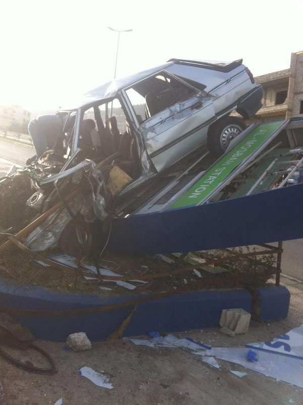 جريح اصطدمت سيارته بلوحة إعلان