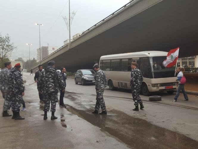 بالصور: "طلعت ريحتكم" تحاول قطع طريق الدورة وقوى الأمن تمنعها