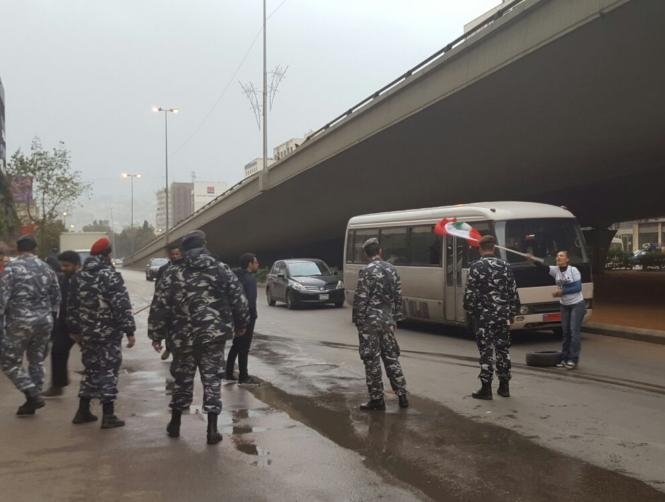 بالصور: "طلعت ريحتكم" تحاول قطع طريق الدورة وقوى الأمن تمنعها