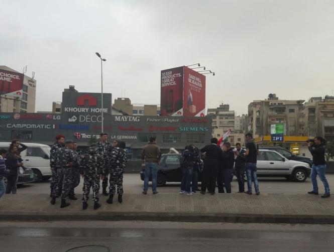 بالصور: "طلعت ريحتكم" تحاول قطع طريق الدورة وقوى الأمن تمنعها