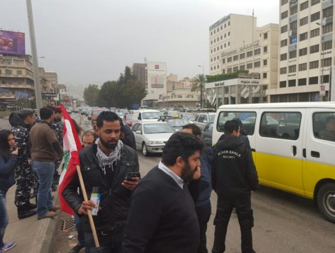 بالصور: "طلعت ريحتكم" تحاول قطع طريق الدورة وقوى الأمن تمنعها