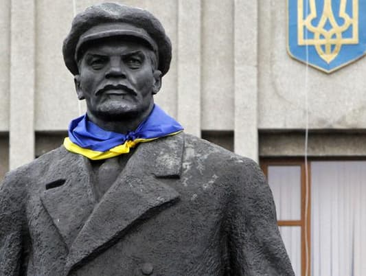 أوكرانيا تزيل آخر وأضخم تمثال للينين