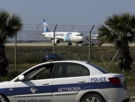 التلفزيون القبرصي يعرض لقطات لخروج شخص خامس من الطائرة المصرية