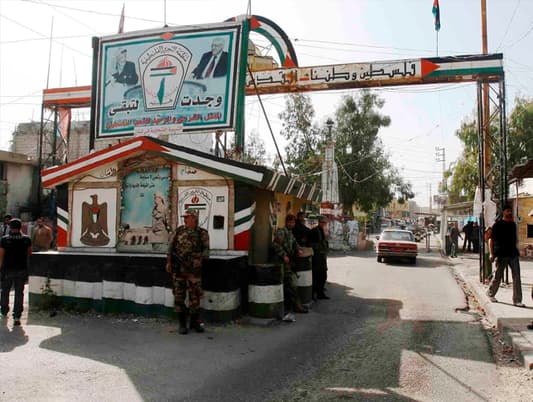 القوة الامنية الفلسطينية المشتركة في مخيم عين الحلوة تسلم مخابرات الجيش اللبناني الفلسطيني شريف ب.
