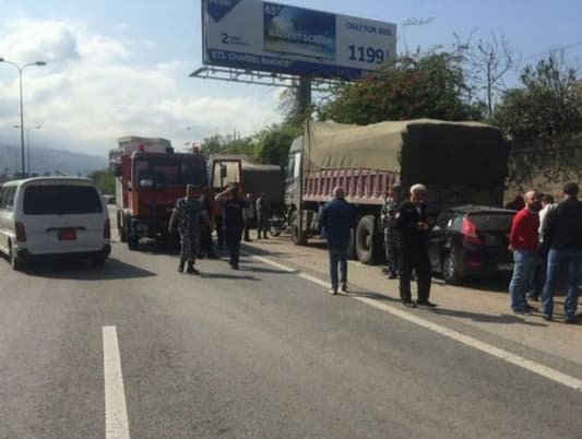 التحكم المروري: قتيل نتيجة اصطدام سيارة بشاحنة متوقفة على جانب الاوتوستراد الغربي في جبيل 