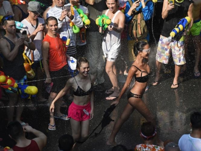Footage: Thailand Celebrates with 'World's Biggest Waterfight'