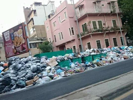 النفايات تخرج من الباب لتعود من النافذة...