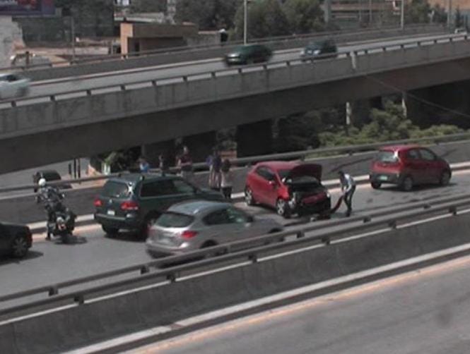 التحكم المروري: اصطدام سيارة بالفاصل الاسمنتي على اوتوستراد الصياد باتجاه الاشرفية والاضرار مادية