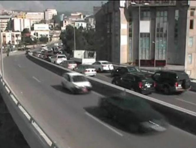 حركة المرور كثيفة من جسر المكلس باتجاه المنصورية بسبب تعطل شاحنة والعمل جارٍ للمعالجة