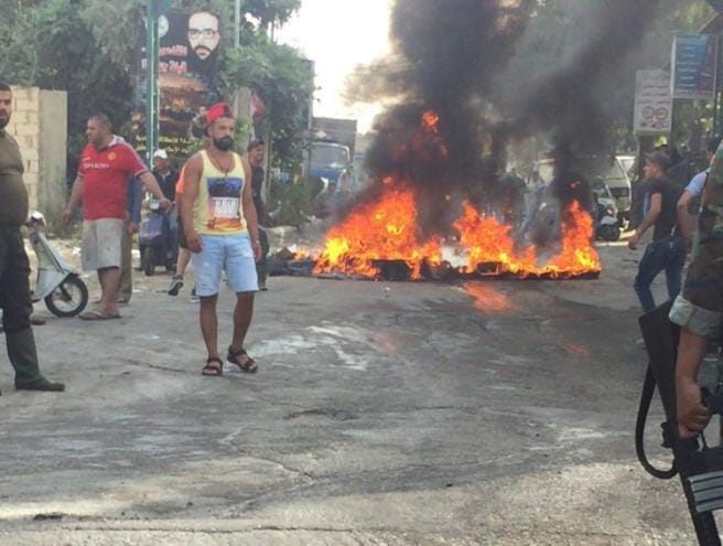 مراسل الـmtv: إغلاق الطريق الرئيس لمخيم البرج الشمالي شرق مدينة صور بالاطارات المشتعلة مقابل حاجز الجيش والأسباب لم تعرف حتى الساعة